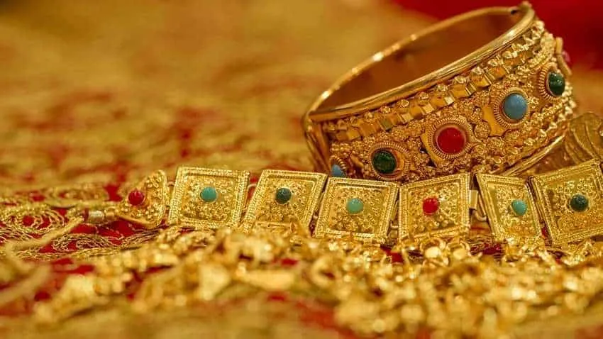 Gold Prices Dip Amidst Weak Global Signals: Is Now the Time to Invest?